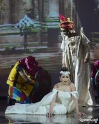 Di Hadapan Shaheer, Ravi Bhatia Cium Mesra Kening Ayu Ting Ting