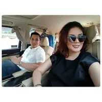 Di Tengah Kehamilan, Nindy Mesra Dengan Suami Pengusaha Kaya Raya