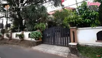 Dibangun di Lokasi Syuting 'SI DOEL ANAK SEKOLAHAN', 10 Potret Rumah Rano Karno yang Luas Banget - Lahannya Cukup Untuk 3 Hunian