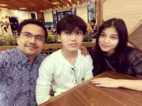 Dibilang Mirip Cha Eun Woo, 8 Potret Ezzar Anak Sulung Sahrul Gunawan yang Jauh dari Sorotan - Pesonanya Bikin Jatuh Hati
