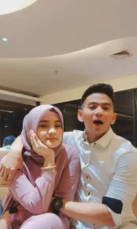 Dicap Terlalu Umbar Kemesraan, Potret Ridho DA Pamer Cium Sang Istri di Sosmed - Banjir Kritikan Netizen