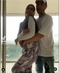 Dicap Terlalu Umbar Kemesraan, Potret Terbaru Venna Melinda dan Ferry Irawan yang Pamer Cium dan Pelukan - Netizen: Nggak Tahu Umur