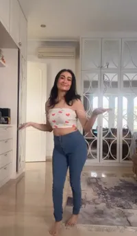 Dicibir Gara-Gara Pakai Crop Top, Potret Penampilan Iis Dahlia Yang Tuai Kontroversi - Pakai Rok Mini dan Dress Belahan Tinggi