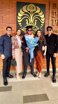 Didampingi Dua Ibu dan Dua Ayah, 10 Potret Salva Anak Wishnutama Wisuda di Universitas Indonesia - Raih Predikat Cum Laude