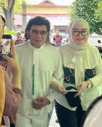 Didampingi Istri Tercinta, 8 Potret Rhoma Irama Nyoblos di TPS - Langsung Jadi Pusat Perhatian Warga