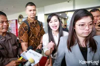 Diduga Ikut Tampung Hasil Korupsi, 11 Potret Sandra Dewi yang Terlihat Santai Hingga Lempar Simbol Cinta - Minta Didoakan