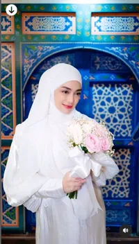 Diduga Sudah Mualaf, 8 Potret Celine Evangelista Kenakan Mukena - Salat Subuh Berjamaah di Rumah Raffi Ahmad?