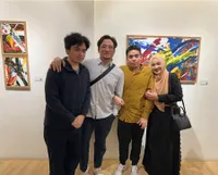 Digelar di Galeri Mewah, 10 Potret Pameran Tunggal Omar Anak Cindy Fatika Sari Sebelum Pindah ke Kanada - Lukisannya Diminati Dubes Italia
