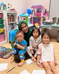Digugat Rp300 Miliar oleh Mantan Suaminya, Ini 8 Potret Rieta Amilia yang Tak Ambil Pusing dan Asyik Momong Cucunya