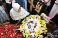 Diguyur Hujan, Istri Yanni Libels Pingsan di Depan Pusara Suami