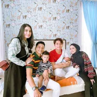 Dihadiri Banyak Artis, 10 Potret Tamu Undangan di Acara Tasyakuran Akikah Anak Lesti dan Rizky Billar - Penampilan Rossa Curi Perhatian