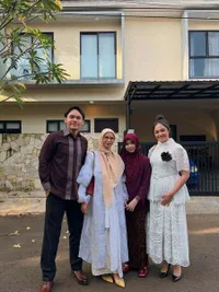 Dihadiri Dua Ibu, 10 Potret Sienna Kasyafani Putri Marshanda Wisuda Kelulusan SD - Momen Kompak Keluarga Banjir Pujian