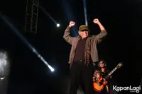 Dihadiri Puluhan Ribu Fans Hingga Nangis, Konser Iwan Fals Pecah!