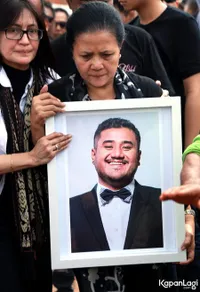 Dihadiri Sederet Artis, Pemakaman Mike Mohede Berlinang Air Mata