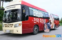 Diimbau Nggak Datang ke Lokasi, 8 Potret ARMY Sambut Meriah RM dan V BTS di Depan Markas Militer