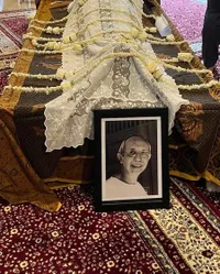 Diiringi Isak Tangis, Ini 8 Potret Prosesi Pemakaman Jenazah Ayah Adilla Dimitri - Wulan Guritno Datang Melayat