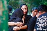 Diiringi Isak Tangis, Potret Pemakaman Ibunda Tyas Mirasih - Tengku Tezi Setia Mendampingi