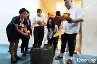 Diiringi Upacara Pedang Pora, Sarwendah Antar Kepergian Sang Ayah ke Peristirahatan Terakhir