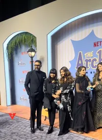 Diisukan Cerai, 8 Potret Aishwarya Rai dan Abhishek Bachchan Tampil Mesra dan Bahagia di Premiere 'THE ARCHIES'