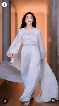 Diisukan Sudah Mualaf, Ini 8 Potret Cantik Celine Evangelista Dalam Balutan Kaftan - Cantiknya Kelewatan