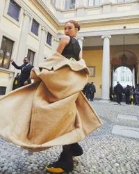 Dijuluki Iconic Queen, 10 Potret Hwasa MAMAMOO Hadiri Milan Fashion Week - Curi Perhatian Pakai Gaun Transparan