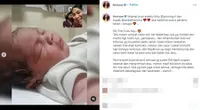 Dijuluki Nenek Gaul yang Awet Muda, 8 Potret Feni Rose Momong Cucu Pertama - Gemesin Banget!