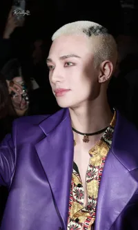 Dijuluki 'Versace Prince', 8 Potret Hyunjin Stray Kids Tampil Bold di Milan Fashion Week 2025 - Nama Brand Ditulis di Rambut