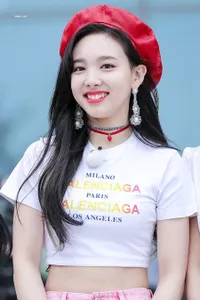 Dikenal Mudah Bergaul, 7 K-Pop Idol Ini Punya Circle Pertemanan Seluas Samudra: Ada Nayeon TWICE Sampai V BTS!