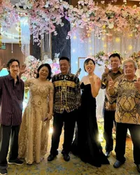 Dikenal Tomboy, Ini Deretan Potret Leony Saat Kenakan Gaun Kala Hadiri Kondangan - Cantik Banget