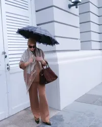 Dikira Hamil Lagi, Potret Syahrini Disebut Tenteng Tas dan Shawl Mahal Branded Buat Tutupi Perut