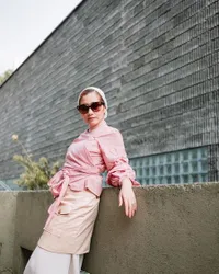 Dikritik karena Nikah Pakai Kemben, Ini 10 Potret Dine Mutiara Istri Sahrul Gunawan yang Berhijab 'Buka-Tutup' - Sering Tampil dengan Jilbab Berponi 