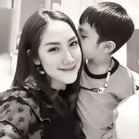 Dikritik Karena Tetap Tersenyum Saat Anak Meninggal, 10 Potret Tamara Tyasmara Peluk Jenazah Dante - Meratap di Pemakaman yang Baru Terungkap