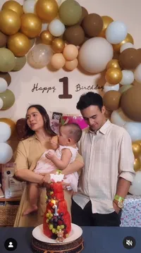 Dilarang Makan Gula, Ini 8 Potret Anak Laura Theux & Indra Brotolaras Rayakan Ultah dengan Kue Semangka