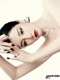 Dilraba Dilmurat Tampil Menawan Hiasi Sampul Majalah Marie Claire Edisi Juni 2026 dengan Make Up Bold 