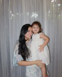 8 Potret Gemasnya Chloe Emanuelle anak Asmirandah dan Jonas Rivanno, Blasteran Indonesia-Belanda