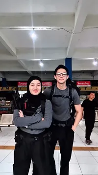 Dinda Hauw Mendaki Gunung Sumbing, Bahagia Sampai di Puncak Rajawali Bareng Rey Mbayang