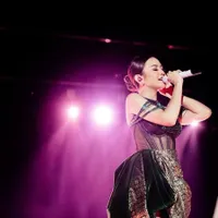 Dinilai Tidak Pantas, 11 Potret Mahalini Pakai Busana Transparan Saat Bawakan 'Indonesia Raya' - Dianggap Terlalu Seksi