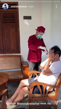 Dinyatakan Negatif Covid Setelah 10 Hari Isolasi Mandiri, 7 Potret Hanung Bramantyo Bisa Kumpul Bareng Anak Lagi - Bahagia Meski Digetok Sendok Baby Bhaj Kama