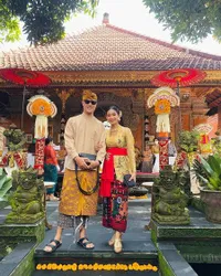 Dipersunting Bangsawan, 8 Potret Anggun Happy Salma Dalam Balutan Kebaya Bali - Aura Cantik dan Glamour Curi Perhatian