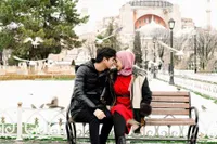 Diprediksi Melahirkan Pekan Depan, 8 Potret Teuku Ryan yang Makin Mesra dan Perhatian Jelang HPL - Peluk dan Cium Gemes Ria Ricis