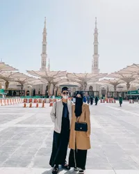 Dipuji Pasangan Dunia Akhirat, Ini 8 Potret Alvin Faiz dan Henny Rahman Jalani Ibadah Umroh Bersama