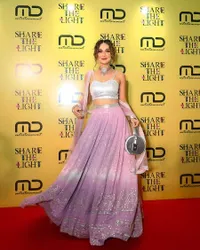 Dipuji Secantik Kareena Kapoor, 8 Potret Luna Maya Pakai Lehenga di Pesta Diwali MD Entertainment