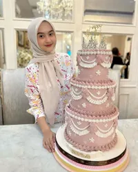 Dirayakan Bersama Anak Yatim, 10 Potret Ulang Tahun ke-19 Kayla Atmaja Putri Sulung Bebizie - Dapat Hadiah Buket Uang dari Sang Bunda