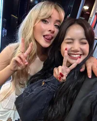 Dirumorkan Pacaran Hingga Dikritik K-Netz, Potret Lisa BLACKPINK Tetap Nikmati Hidup dan Makin Cantik Pamer Jidat