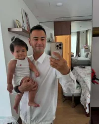 Disebut Anugrah Terindah, Ini Potret Raffi Ahmad Momong Lily - Ekspresinya Kompak