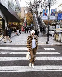 Disebut Bak 'Citayam Fashion Week', Ini 8 Potret Syahrini yang Tampil Modis di Jalanan Tokyo - Pakai Setelan Serba Hitam-Jaket Bulu Andalan