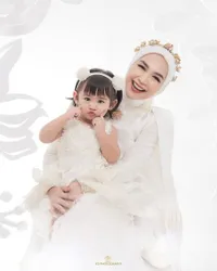 Disebut Bak Ibu Peri dan Putri Kecilnya, ini 8 Potret Photoshoot Terbaru Ria Ricis dan Moana - Kompak Tampil Cantik Serba Putih