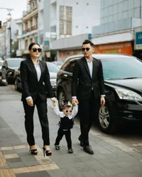 Disebut Bak Mafia hingga Mata-Mata, Ini 8 Potret Family Portrait Nella Kharisma dan Dorry Harsa - Si Kecil Gendhis Tampil Menggemaskan dengan Kacamata Hitam