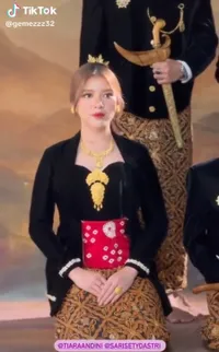 Disebut Good Looking Semua, 8 Momen Pemotretan Tiara Andini Bersama Keluarga - Kecantikan Ibunya Curi Perhatian