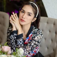 Disebut Makin Langsing, Potret Terbaru Ussy Sulistiawaty Yang Ramai Disorot Netizen - Wajah Cantik dan Awet Muda Curi Perhatian